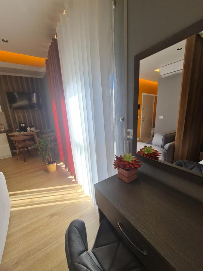 Sunny Apartment - Blloku Tirana, Near Lake Екстериор снимка